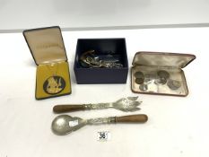 A PAIR OF EASTERN DESIGN SALAD SERVERS BY MAPPIN BROTHERS, A WEDGEWOOD BLACK AND GOLD JASPERWARE