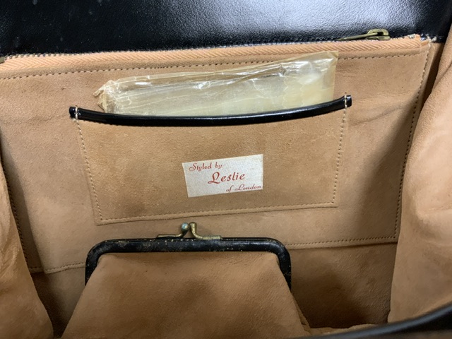 A VINTAGE HANDBAG BY CORDE AND ANOTHER STYLED BY LESLIE OF LONDON. - Image 3 of 4