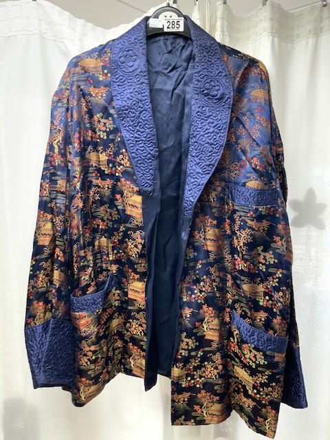 A CHINESE DECORATED SILK JACKET.