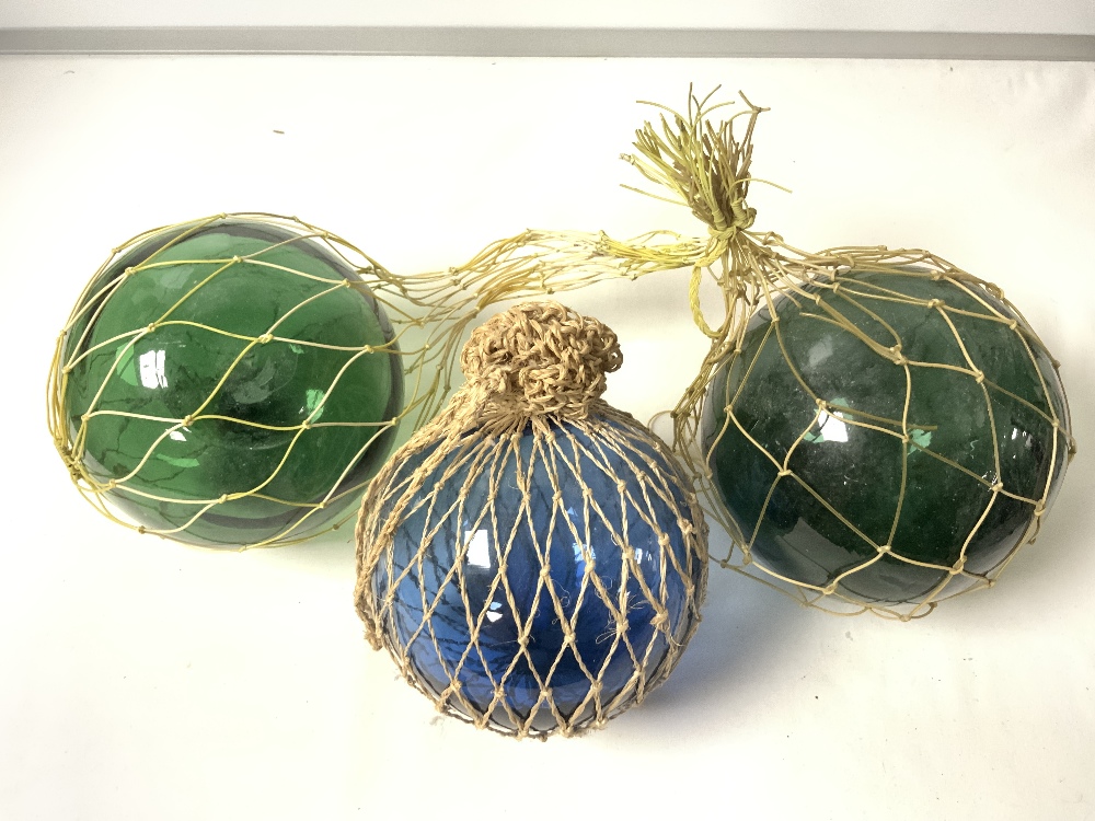THREE VINTAGE GREEN GLASS FISHING FLOATS. - Image 3 of 3