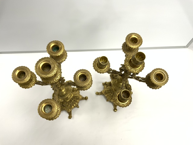 A PAIR OF ORNATE BRASS FIVE-BRANCH CANDLEABRA, (1 SCONCE MISSING ] 46 CM. - Image 3 of 3