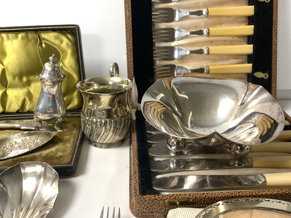 PAIR OF SILVER PLATED ENGRAVED SERVING SPOONS IN CASE, FISH EATERS IN CASE, TEA KNIVES, SILVER - Image 3 of 6