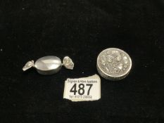 800 MARKED SILVER EMBOSSED CIRCULAR PILL BOX; 4 CM AND A 925 SILVER PILL BOX IN FORM OF A BON-BON;