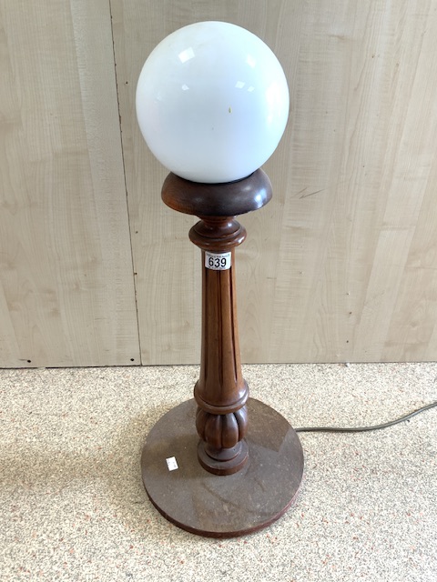 A TALL MAHOGANY REEDED COLUMN TABLE LAMP; 70 CMS.