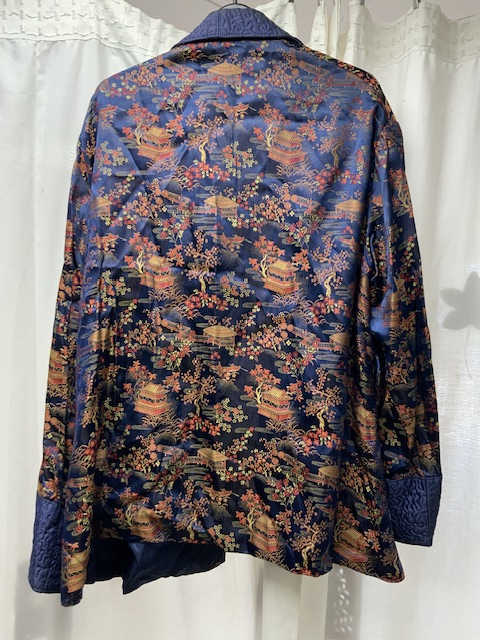 A CHINESE DECORATED SILK JACKET. - Image 3 of 3