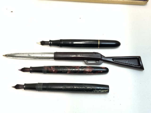 UNUSUAL WINCHESTER RIFLE NOVELTY PEN AND A QUANTITY OF OTHER PENS. - Image 2 of 6