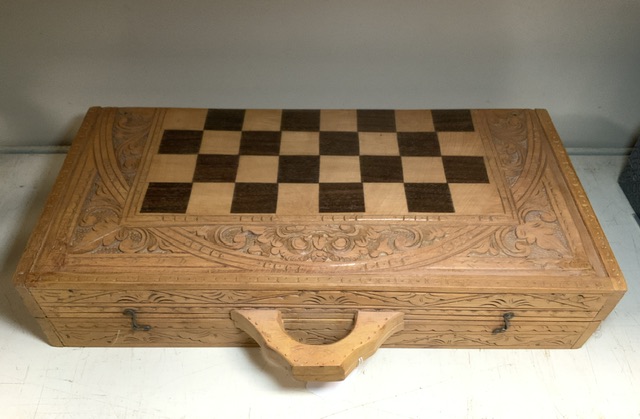 A CARVED WOODEN CHESS SET WITH MATCHING BOARD/CASE. - Image 4 of 4