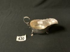 EDWARDIAN HALLMARKED SILVER OVAL SAUCEBOAT RAISED ON PAD FEET; DATED 1909 BY MARTIN HALL AND CO; 131