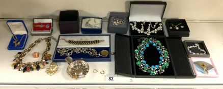 MIXED VINTAGE COSTUME JEWELLERY