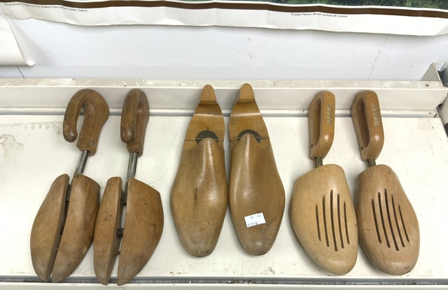 SET THREE MID-CENTURY GRADUATED TRAYS AND THREE PAIRS OF WOODEN SHOE LASTS. - Image 2 of 6