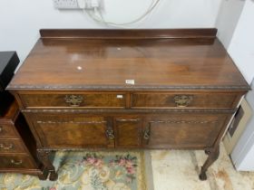 A 1930s BURR WALNUT SIDEBOARD ON CABRIOLE LEGS. 120X96 CMS.