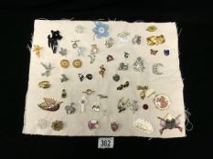 A QUANTITY OF MIXED COSTUME BROOCHES.