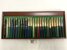 TWENTY-FIVE VINTAGE PARKER FOUNTAIN PENS, MANY WITH GOLD NIBS.