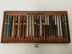 TWENTY-FOUR VINTAGE SHEAFFERS FOUNTAIN PENS, MANY WITH GOLD NIBS.