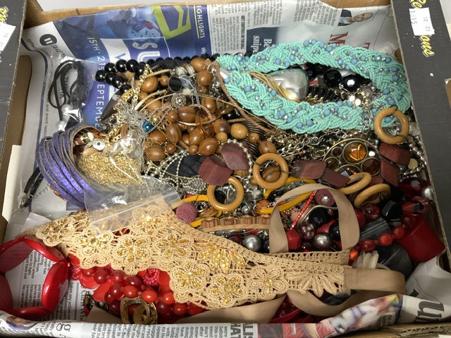 A QUANTITY OF COSTUME JEWELLERY. - Image 2 of 3