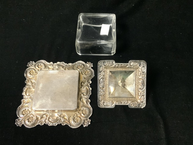 LATE VICTORIAN HALLMARKED SILVER EMBOSSED SQUARE BUTTER DISH AND COVER AND STAND DATED 1899 WIDTH - Image 4 of 5