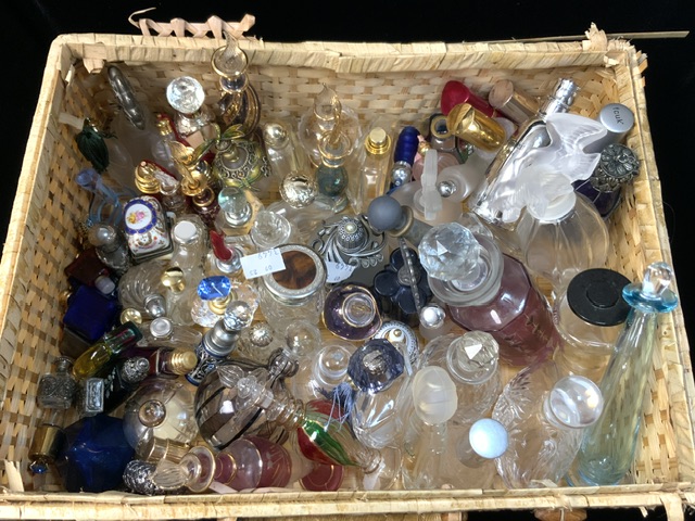 A QUANTITY OF MINIATURE AND OTHER GLASS SCENT BOTTLES. - Image 2 of 5