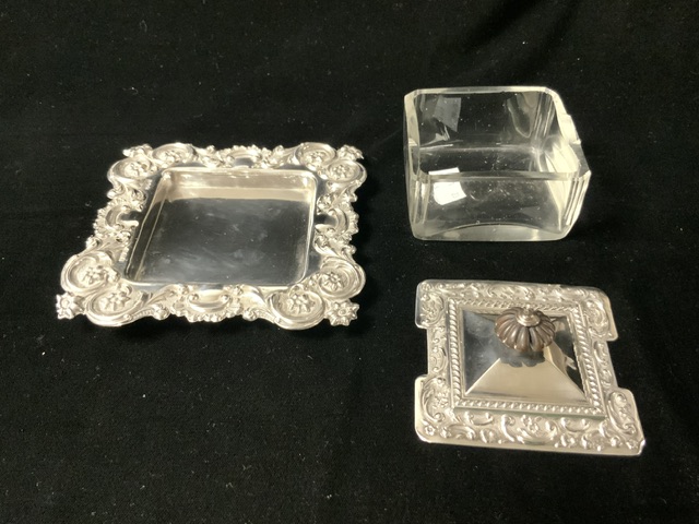 LATE VICTORIAN HALLMARKED SILVER EMBOSSED SQUARE BUTTER DISH AND COVER AND STAND DATED 1899 WIDTH - Image 2 of 5