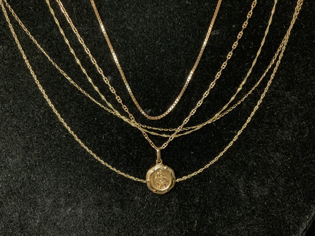 375 YELLOW GOLD CHAIN AND PENDANT WITH FOUR 9 CARAT YELLOW GOLD CHAINS; TOTAL WEIGHT 7 GMS - Image 2 of 4