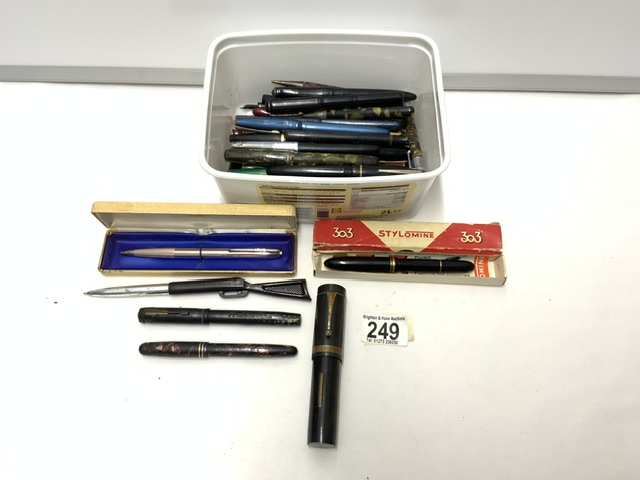 UNUSUAL WINCHESTER RIFLE NOVELTY PEN AND A QUANTITY OF OTHER PENS.