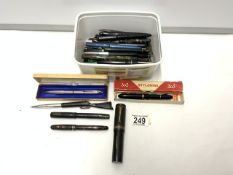 UNUSUAL WINCHESTER RIFLE NOVELTY PEN AND A QUANTITY OF OTHER PENS.