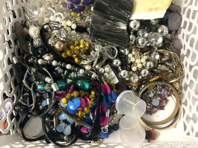 A QUANTITY OF COSTUME JEWELLERY, INCLUDES BEADS, MARCASITE EARRINGS AND MORE. - Image 3 of 5
