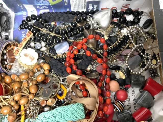 A QUANTITY OF COSTUME JEWELLERY. - Image 3 of 3