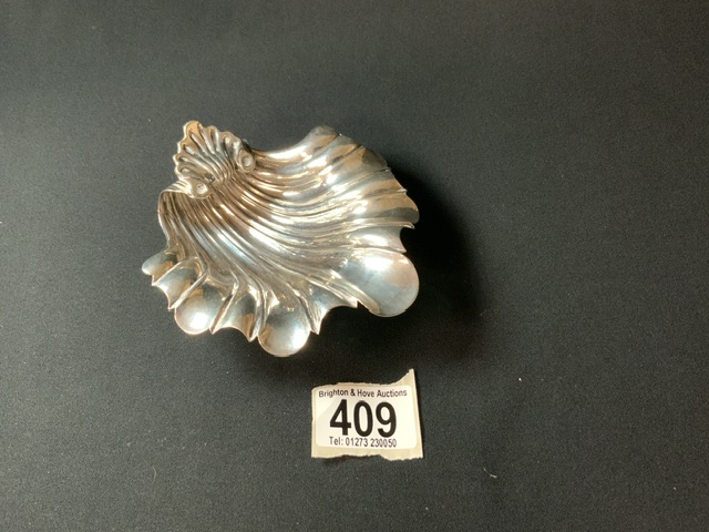 HALLMARKED SILVER SHELL SHAPED BUTTER DISH ON DOLPHIN FEET BY HENRY WILKINSON; 83 GMS; 12 CM