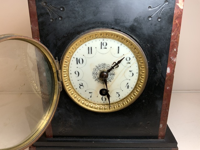 AN ANTIQUE SLATE MARBLE MANTLE CLOCK, 30CM - Image 2 of 5