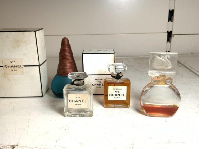 SMALL CHANEL NO 5 PARFUM UN-OPENED AND EMPTY VINTAGE PARFUM BOTTLES. - Image 3 of 3
