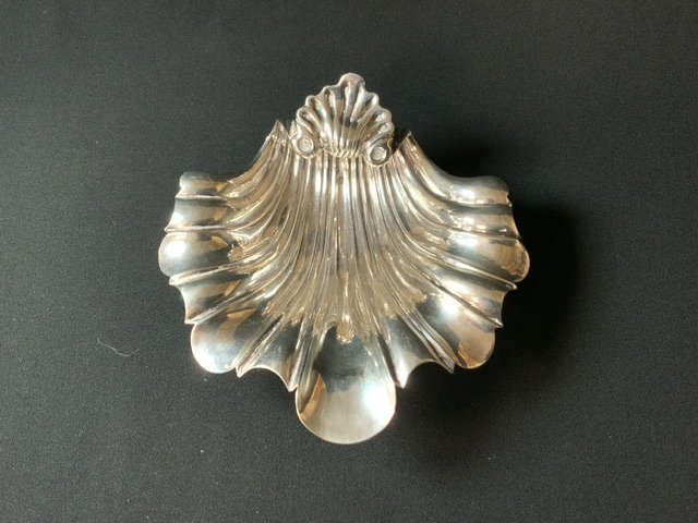 HALLMARKED SILVER SHELL SHAPED BUTTER DISH ON DOLPHIN FEET BY HENRY WILKINSON; 83 GMS; 12 CM - Bild 2 aus 5