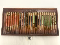 TRAY OF VINTAGE PARKER PROPELLING PENCILS OF VARIOUS COLOURS.