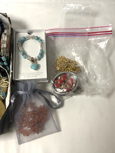 A QUANTITY OF COSTUME JEWELLERY, INCLUDES BEADS, MARCASITE EARRINGS AND MORE. - Image 4 of 5