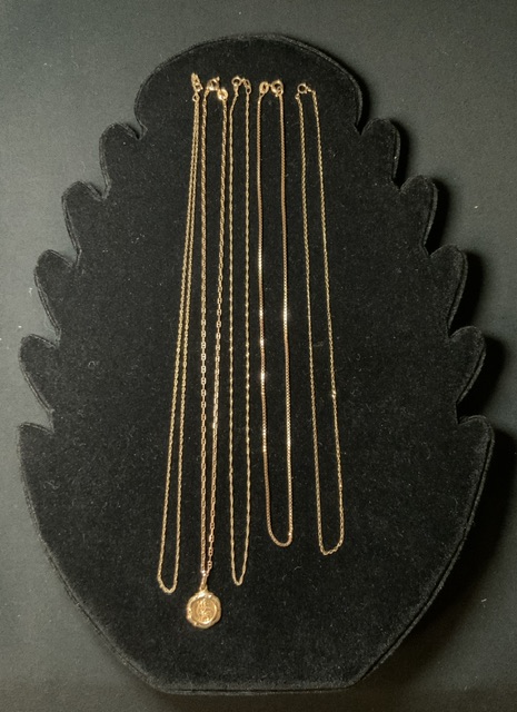 375 YELLOW GOLD CHAIN AND PENDANT WITH FOUR 9 CARAT YELLOW GOLD CHAINS; TOTAL WEIGHT 7 GMS - Image 3 of 4
