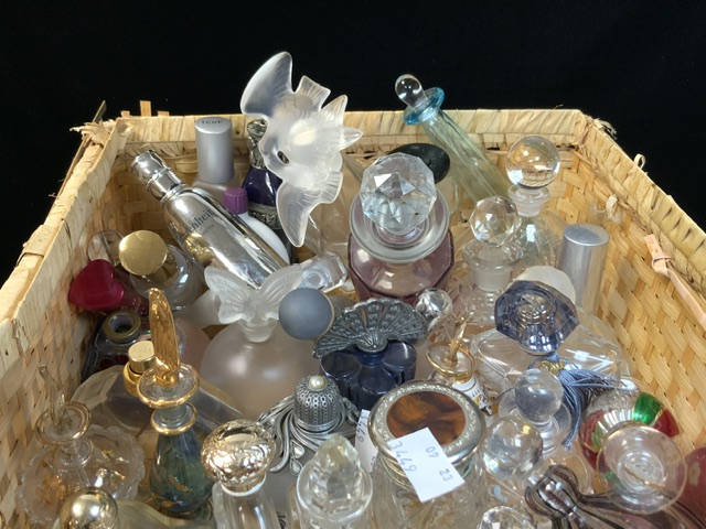 A QUANTITY OF MINIATURE AND OTHER GLASS SCENT BOTTLES. - Image 5 of 5