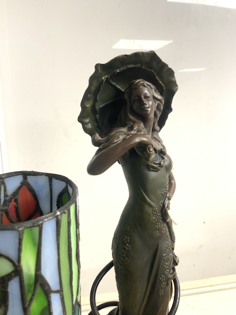 ART NOUVEAU STYLE COMPOSITION TABLE LAMP FORMED AS A WOMAN FLANKING A LEADED LIGHT PILLAR SHADE, - Image 2 of 4