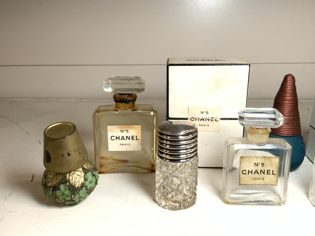 SMALL CHANEL NO 5 PARFUM UN-OPENED AND EMPTY VINTAGE PARFUM BOTTLES. - Image 2 of 3