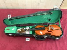 A CHILDS VIOLIN IN CASE WITH BOW, MADE IN CHINA.
