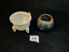 CHINESE WHITE PORCELAIN CAULDRON WITH TWO HANDLES AND THREE FEET IN THE FORM FOO DOGS. 8X9 CMS.