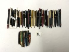 A SPACE PEN, A COMKLIN FOUNTAIN PEN WITH GOLD NIB, PLUS A QUANTITY OF OTHERS.