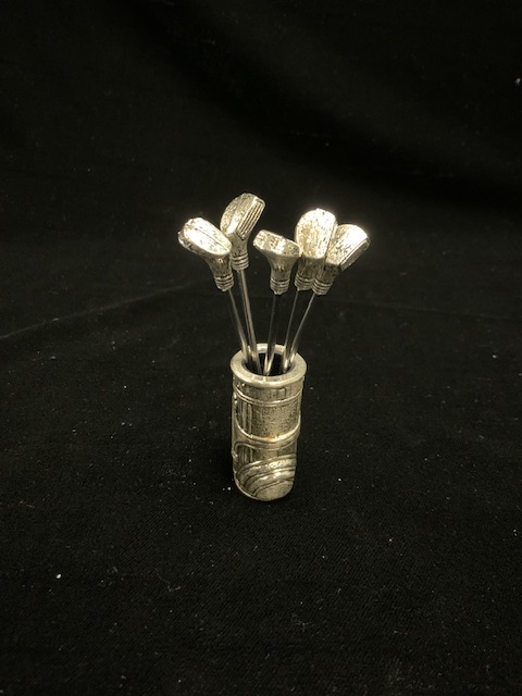 A WHITE METAL COCKTAIL STICK SET FORMED AS GOLF CLUBS AND BAG. - Image 4 of 4