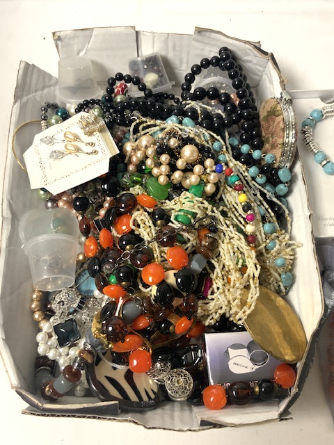 A QUANTITY OF COSTUME JEWELLERY, INCLUDES BEADS, MARCASITE EARRINGS AND MORE. - Image 5 of 5