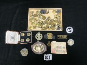 A QUANTITY OF MILITARY AND OTHER BUTTONS.