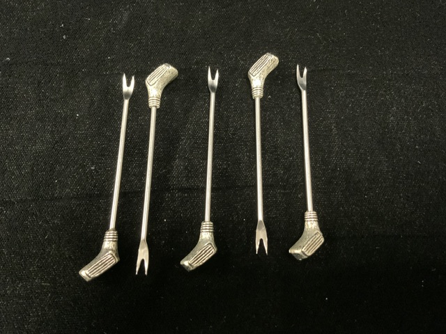 A WHITE METAL COCKTAIL STICK SET FORMED AS GOLF CLUBS AND BAG. - Image 2 of 4