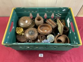 A QUANTITY OF CARVED WOODEN AND LACQUER BOXES AND CONTAINERS.