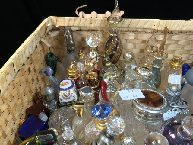 A QUANTITY OF MINIATURE AND OTHER GLASS SCENT BOTTLES. - Image 3 of 5