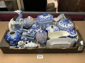 A QUANTITY OF MIXED BLUE AND WHITE CERAMICS.