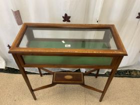 INLAID MAHOGANY AND GLAZED BIJOUTERIE DISPLAY TABLE, 82X36X83 CMS.