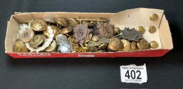 QUANTITY OF MILITARY BUTTONS AND BADGES