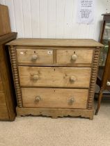 VICTORIAN PINE CHEST OF FOUR DRAWERS WITH BOBBIN TURNED DETAIL TO FRONT 92 X 95 X 46CM